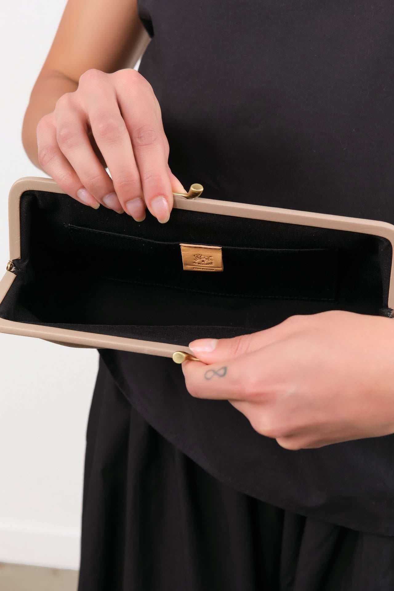 Il Bisonte Accessories Bags Manuela Clutch Bag in Beige Vasari Beige Vasari / 10.25" L X 5.1" W X 1.5" D