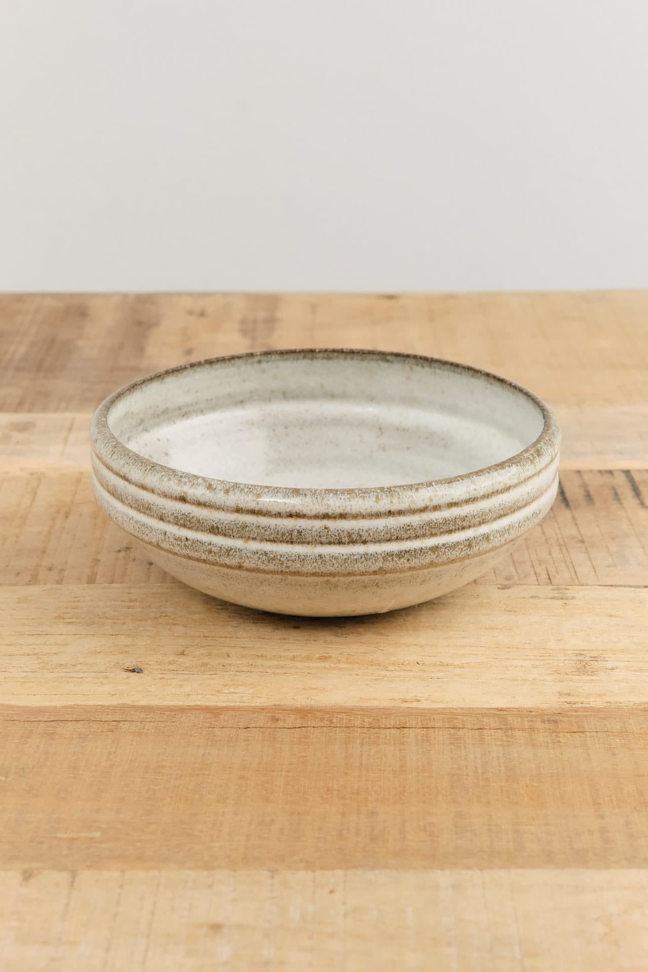 Lesley Anton Home Kitchen Dishware Rib Bowl in Moon Moon
