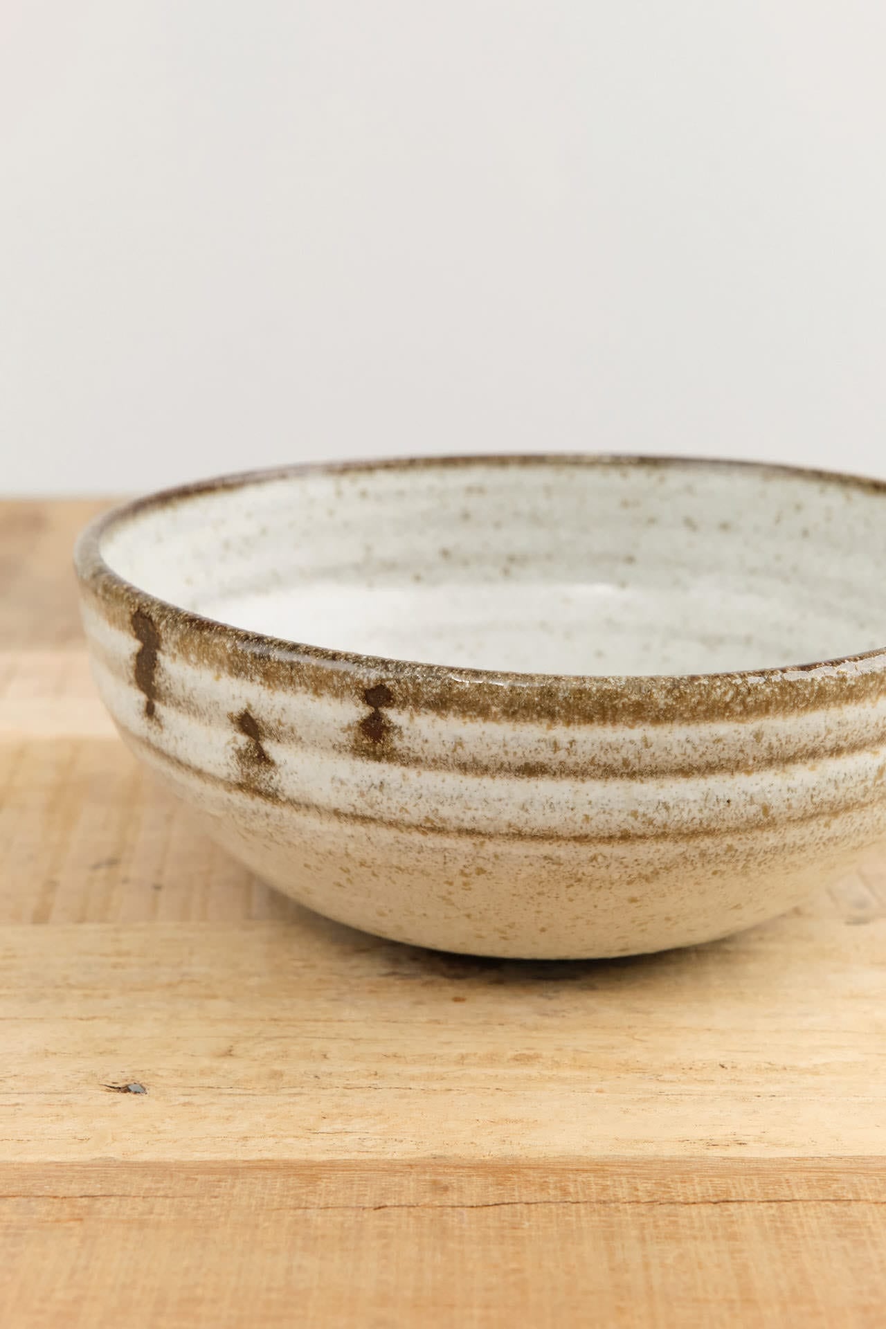 Lesley Anton Home Kitchen Dishware Rib Bowl in Moon Moon