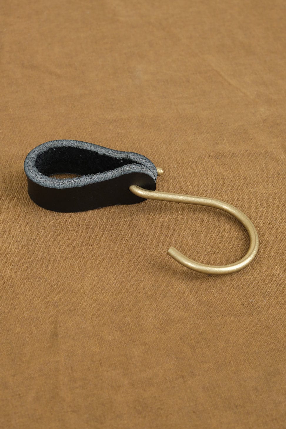 Ludlow Leather Hooks in black
