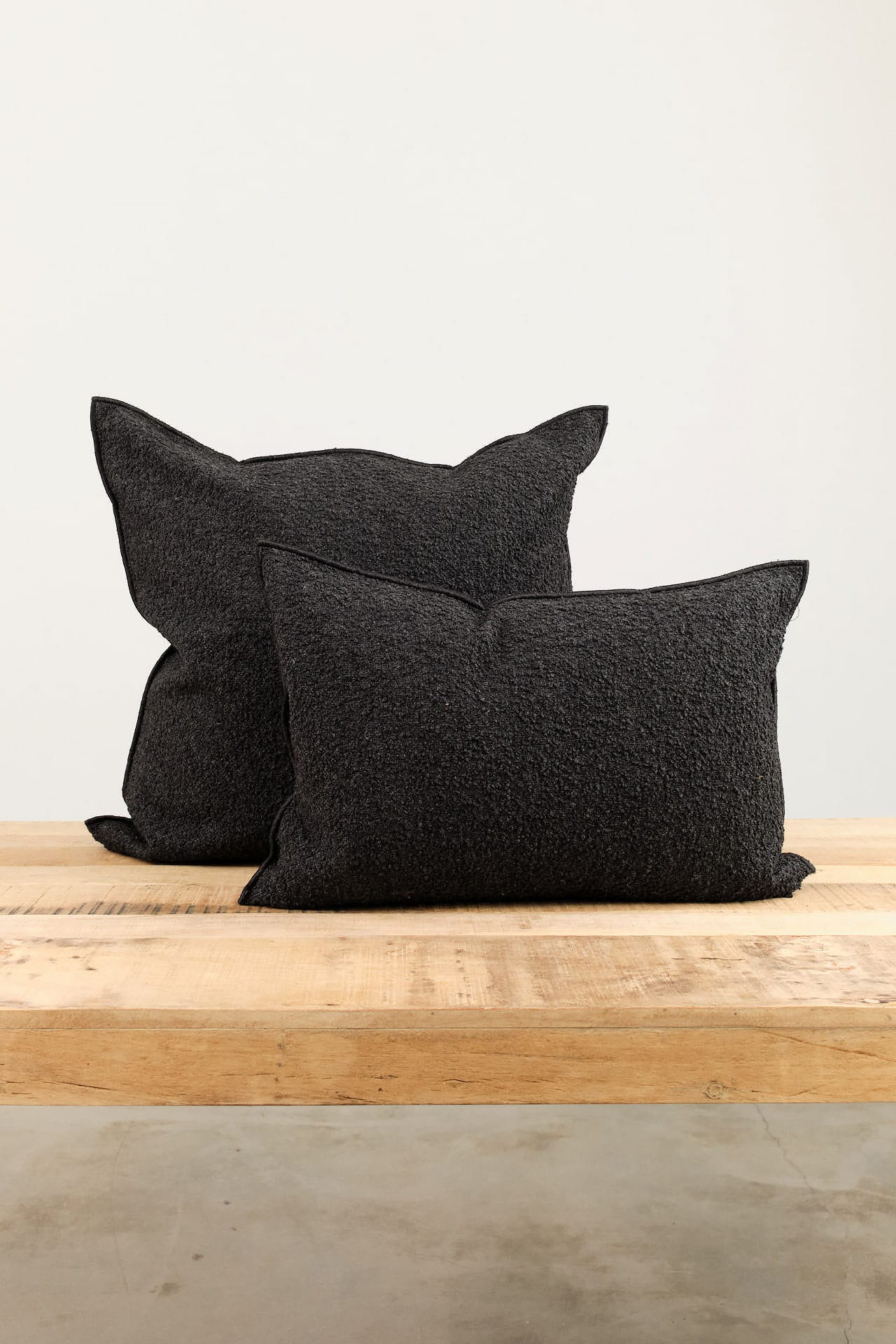 Maison De Vacances Home Pillows 16" X 24" Canvas Wooly Cushion in Charbon Charbon / 16" X 24"