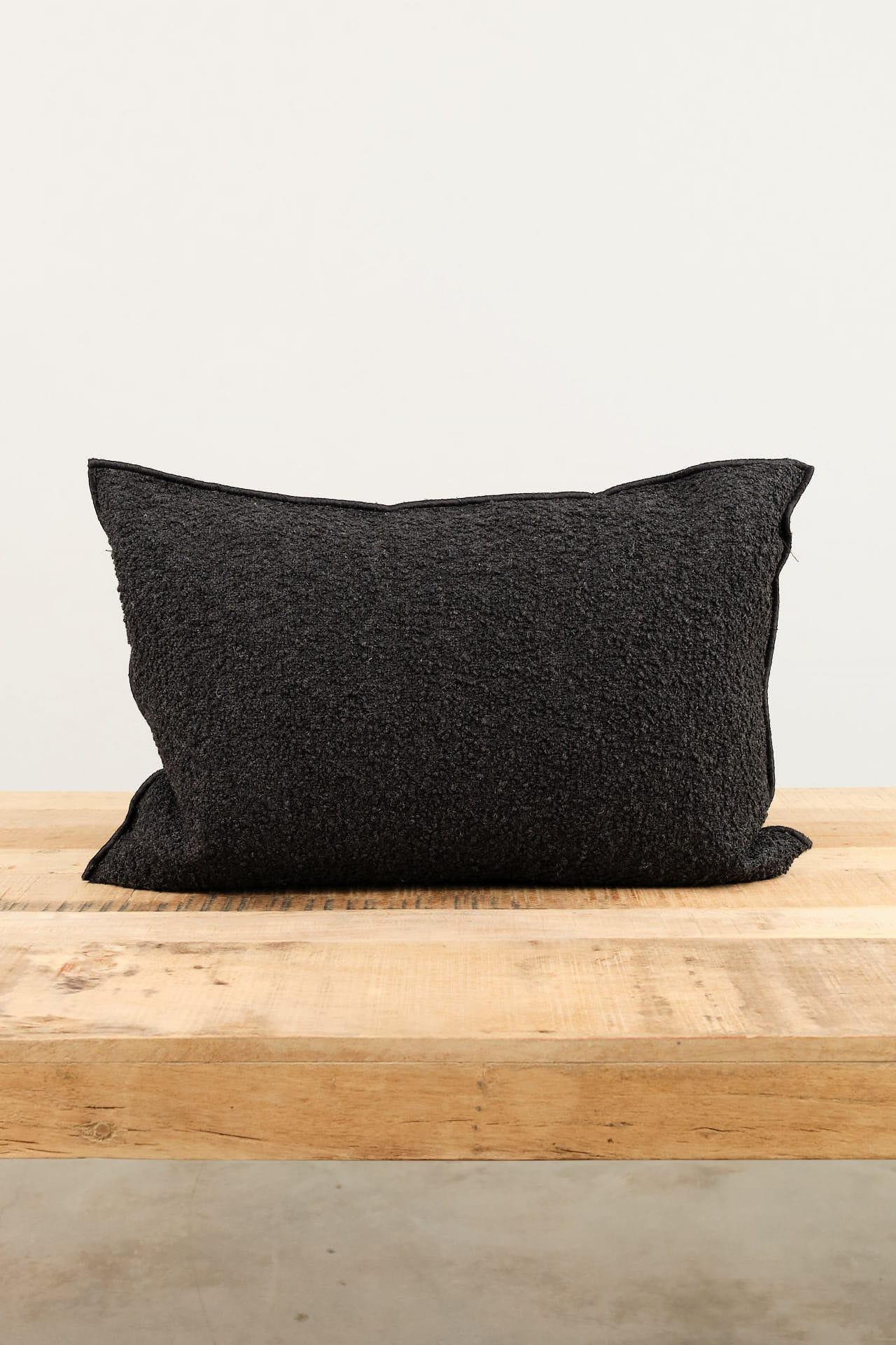 Maison De Vacances Home Pillows 16" X 24" Canvas Wooly Cushion in Charbon Charbon / 16" X 24"