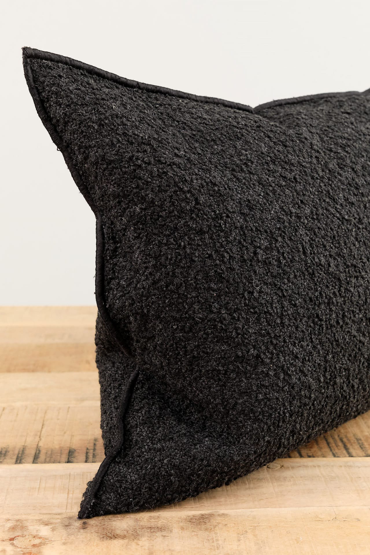 Maison De Vacances Home Pillows 16" X 24" Canvas Wooly Cushion in Charbon Charbon / 16" X 24"