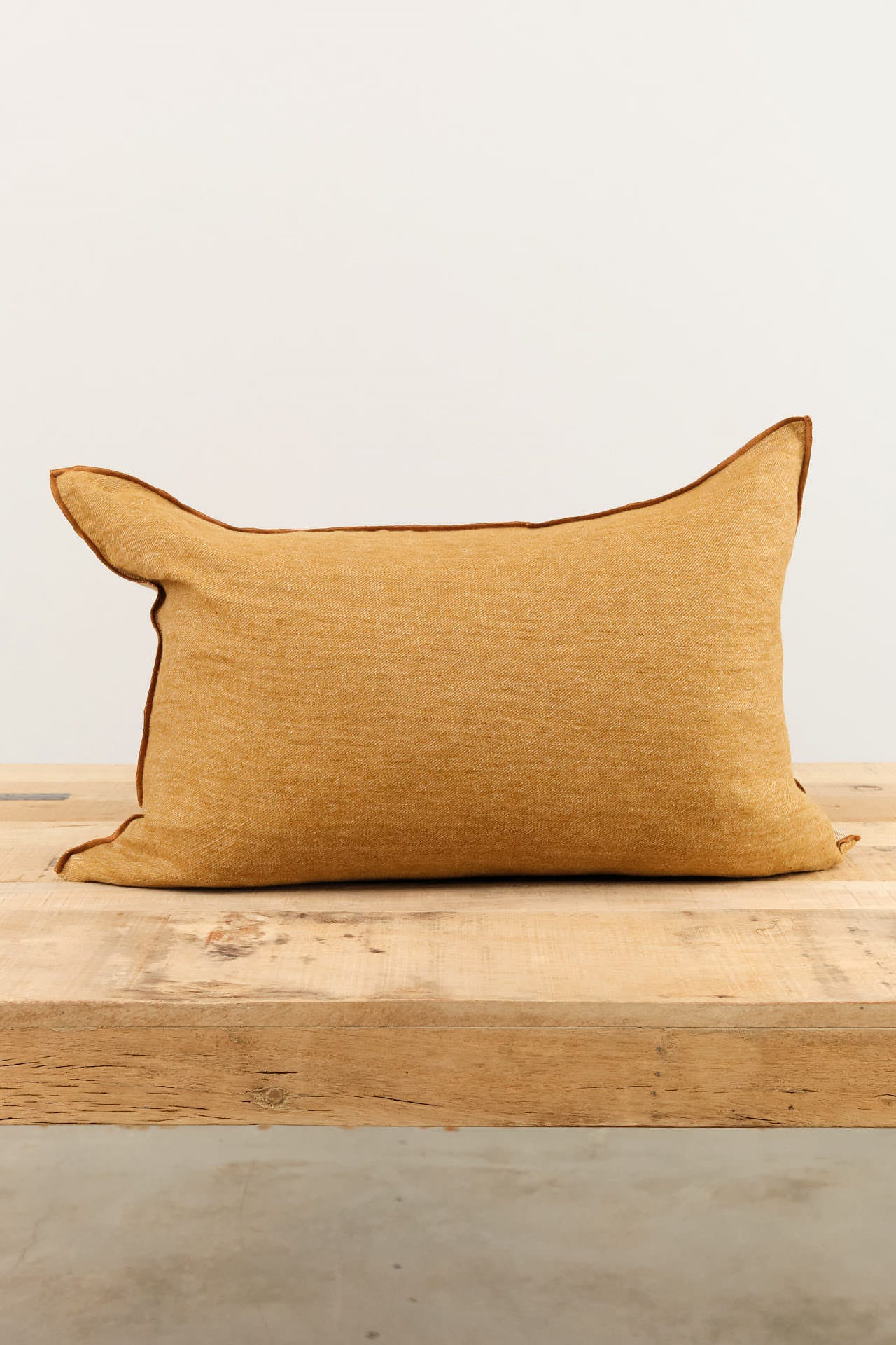 Maison De Vacances Home Pillows 16" X 24" Crumpled Washed Linen Vice Versa Cushion in Havane Havane/Givre / 16" X 24"