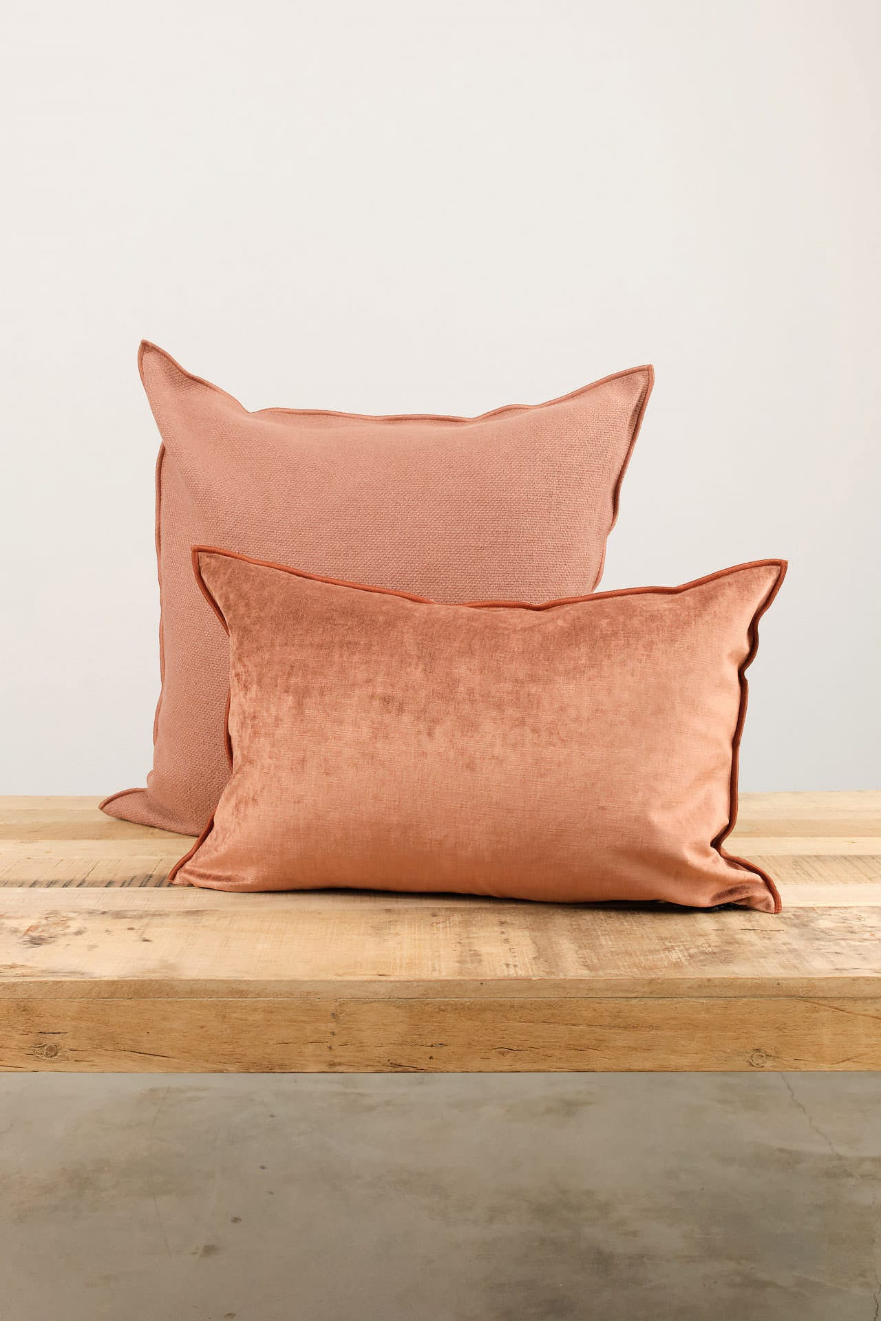 Maison De Vacances Home Pillows 16" X 24" Royal Velvet Vice Versa Cushion in Argile Argile / 16" X 24"