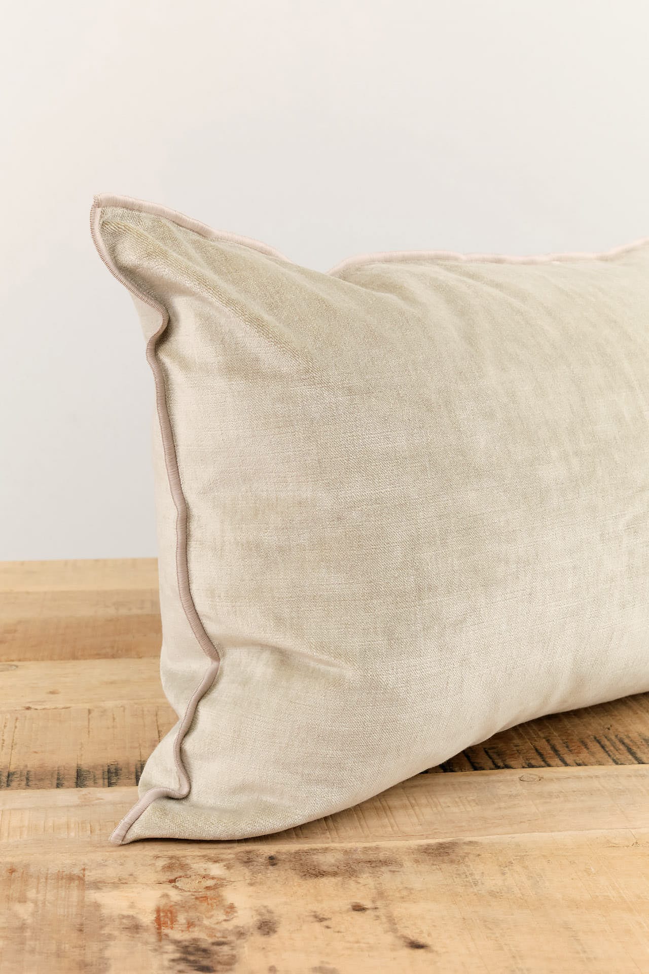 Maison De Vacances Home Pillows 16" X 24" Royal Velvet Vice Versa Cushion in Ciment Ciment / 16" X 24"