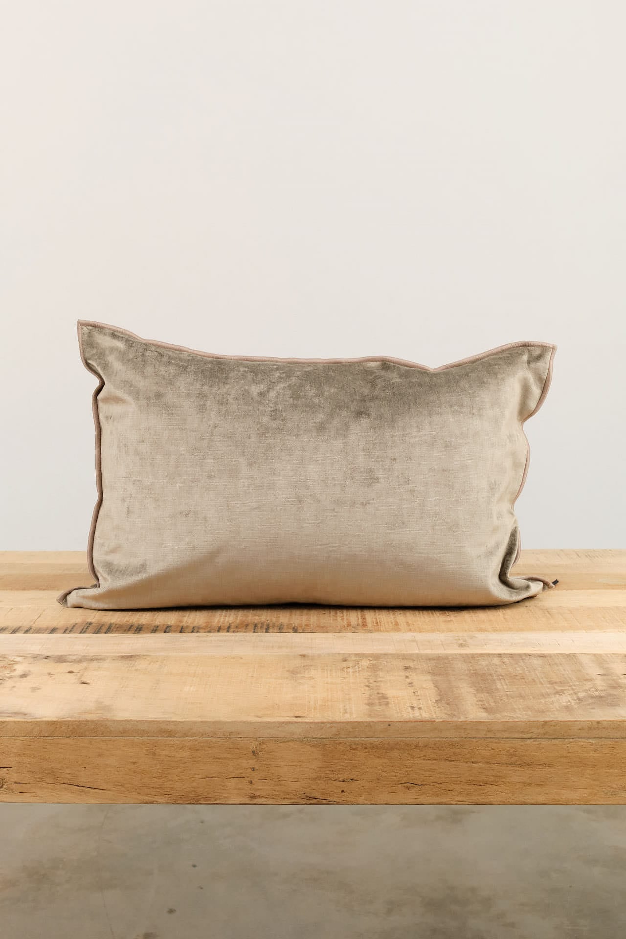 Maison De Vacances Home Pillows 16" X 24" Royal Velvet Vice Versa Cushion in Ecorce Ecorce / 16" X 24"