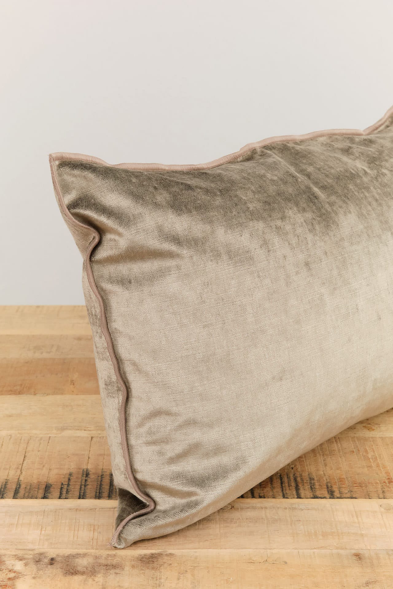 Maison De Vacances Home Pillows 16" X 24" Royal Velvet Vice Versa Cushion in Ecorce Ecorce / 16" X 24"
