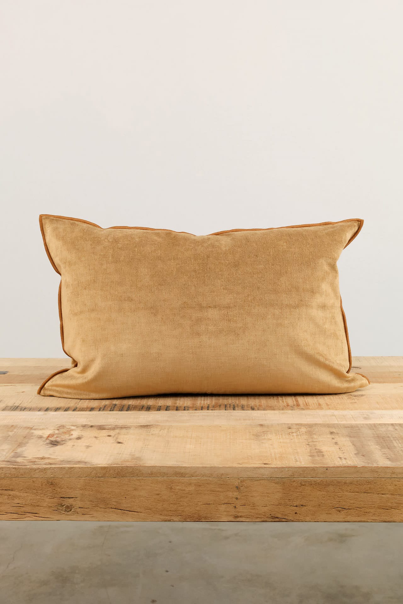 Maison De Vacances Home Pillows 16" X 24" Royal Velvet Vice Versa Cushion in Havane Havane / 16" X 24"