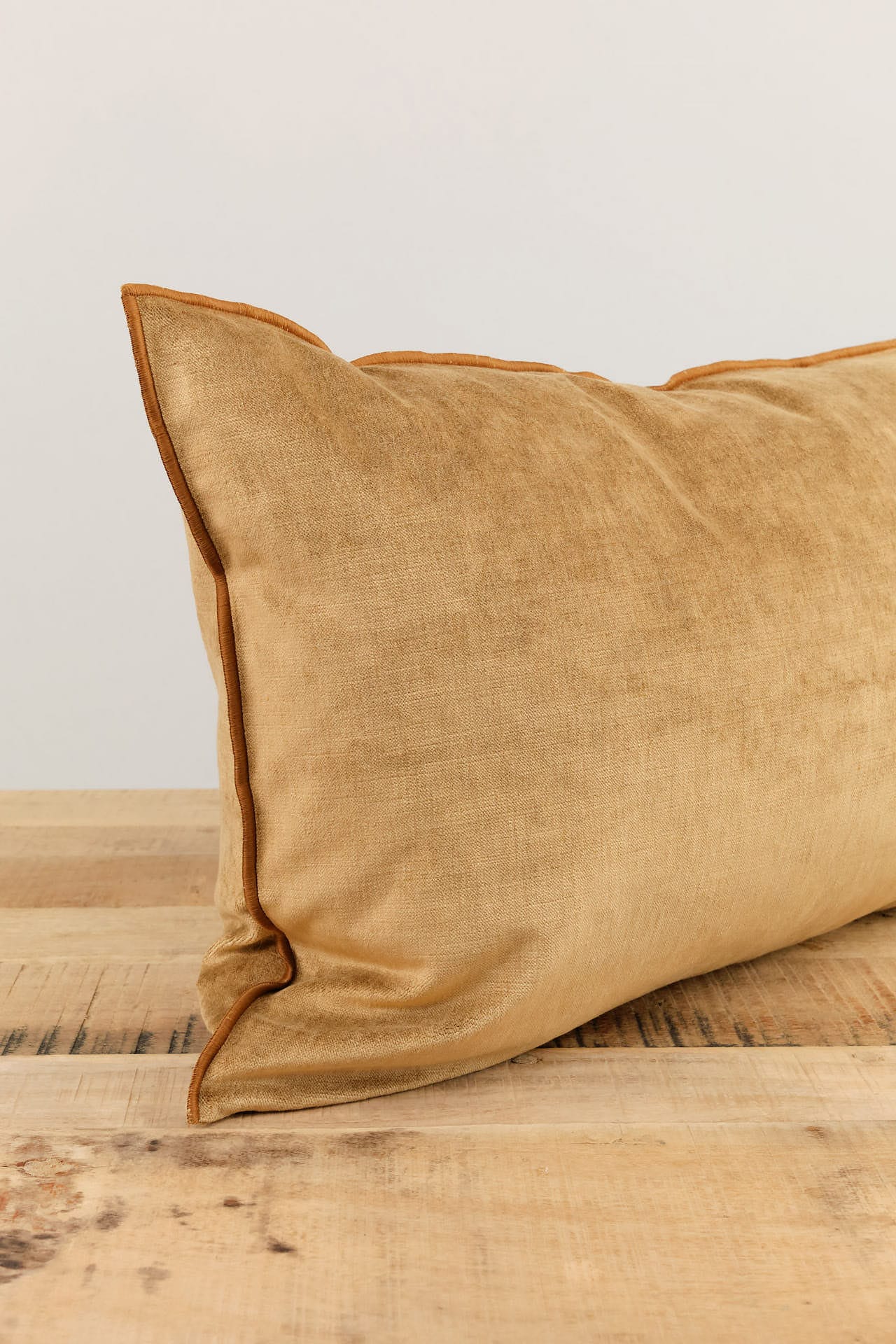 Maison De Vacances Home Pillows 16" X 24" Royal Velvet Vice Versa Cushion in Havane Havane / 16" X 24"