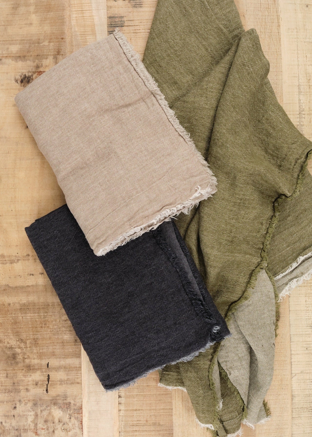 Maison De Vacances Home Throws Crumpled Washed Linen Vice Versa Fringed Throw in Kaki Kaki/Givre / 55" L X 98.5" W