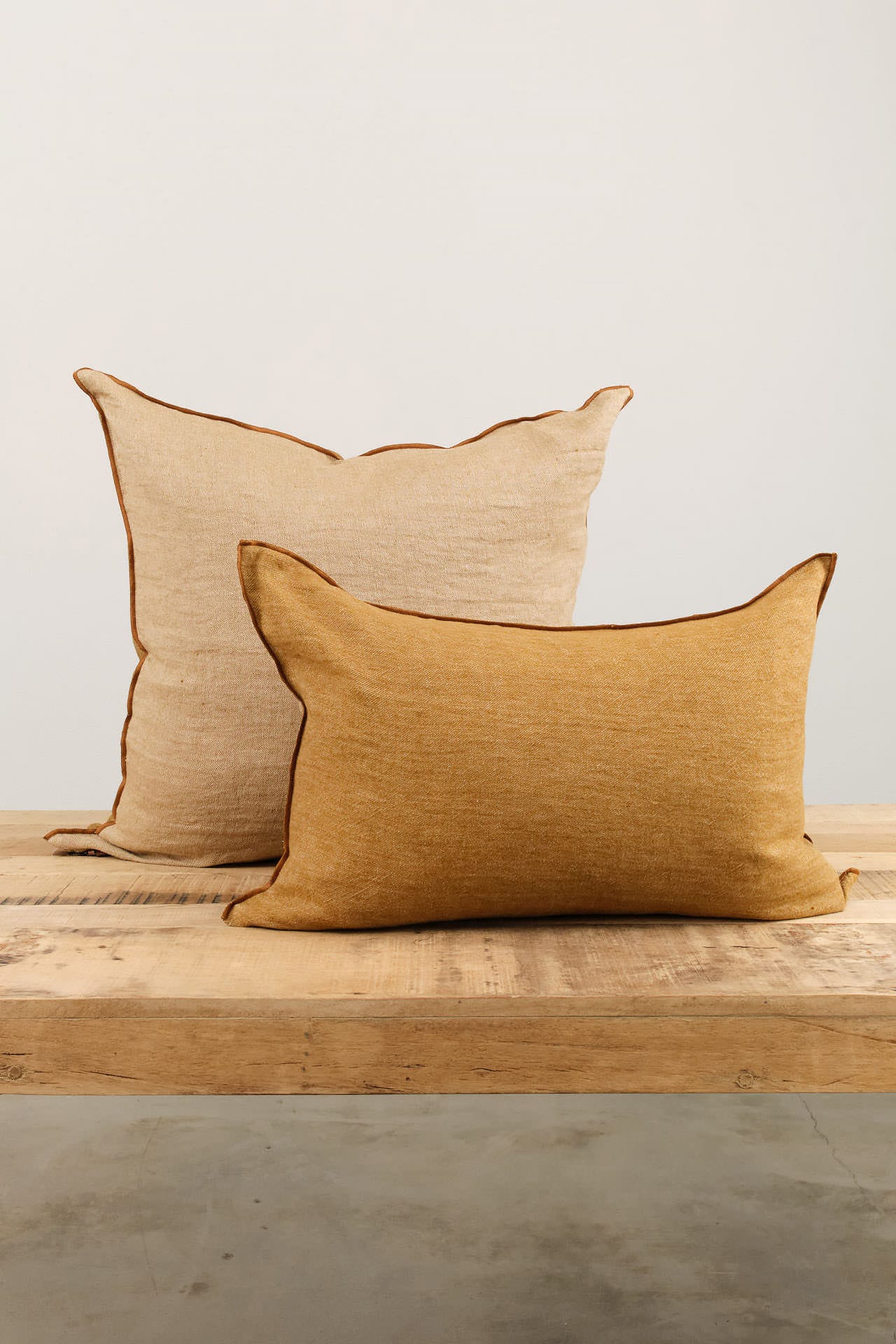 Maison De Vacances Home Pillows 26" X 26" Crumpled Washed Linen Vice Versa Cushion in Havane Havane/Givre / 26" X 26"