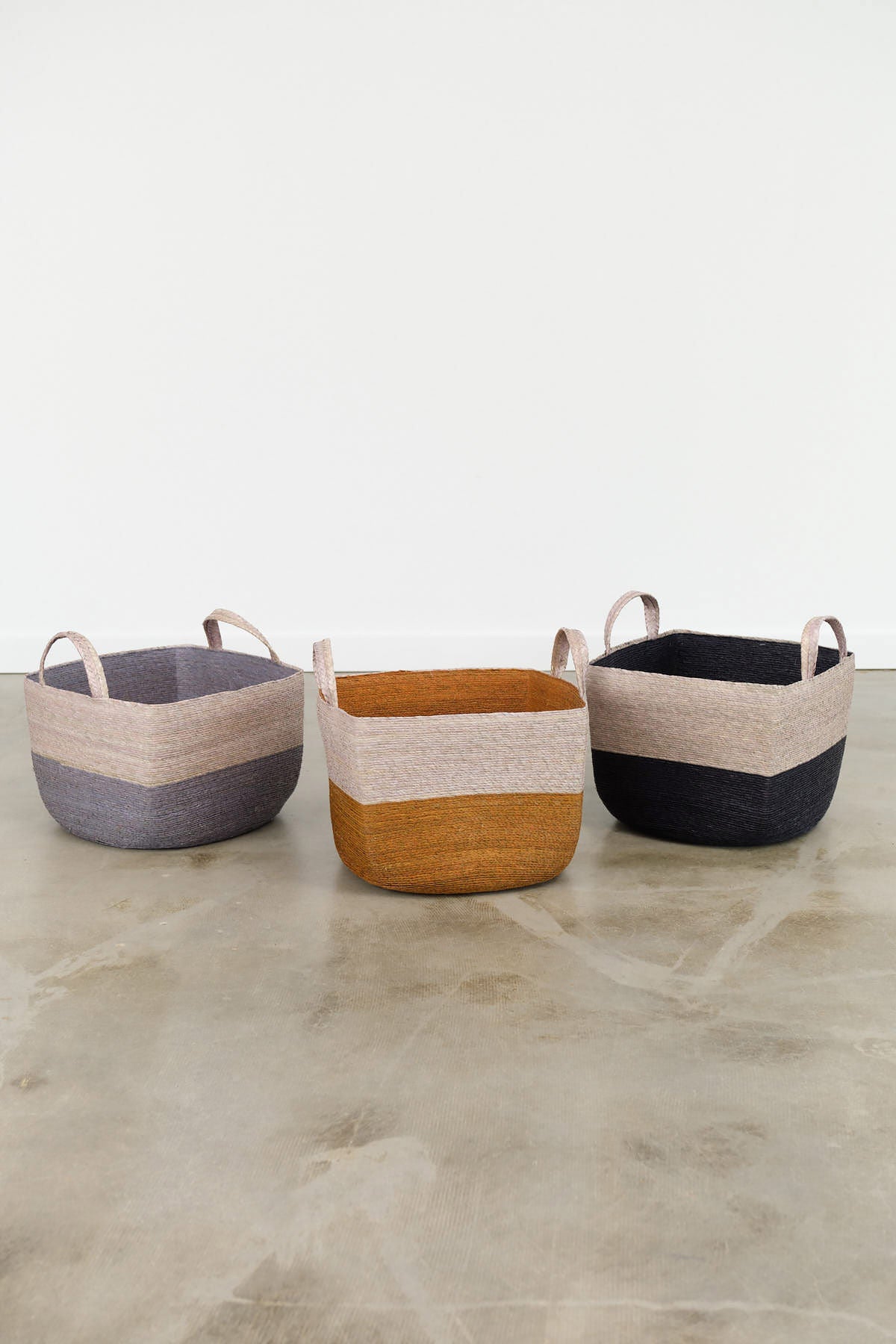 Makaua Revistero Basket with Handles in Carbon Acero and Trigo