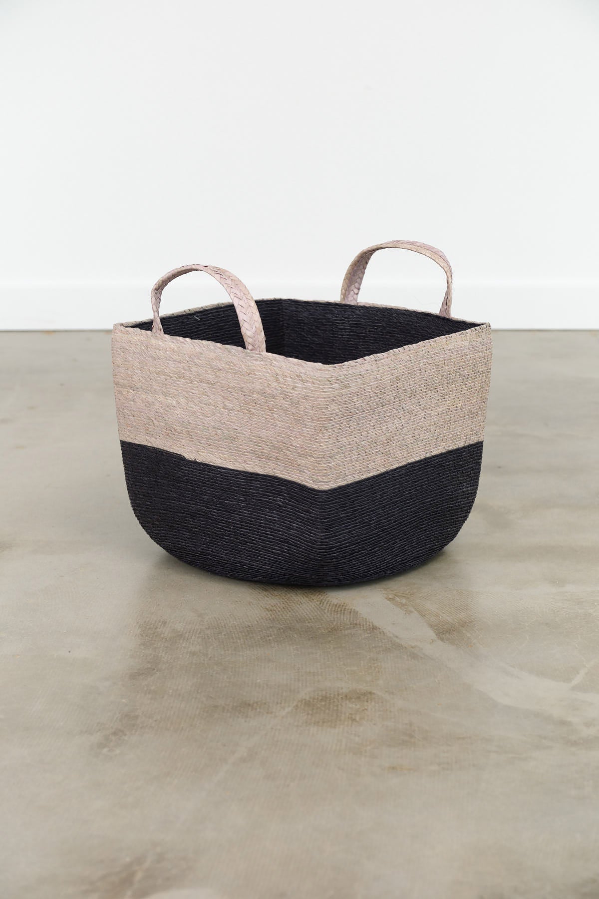 Revistero Basket with Handles by Makaua in Carbon Acero and Trigo