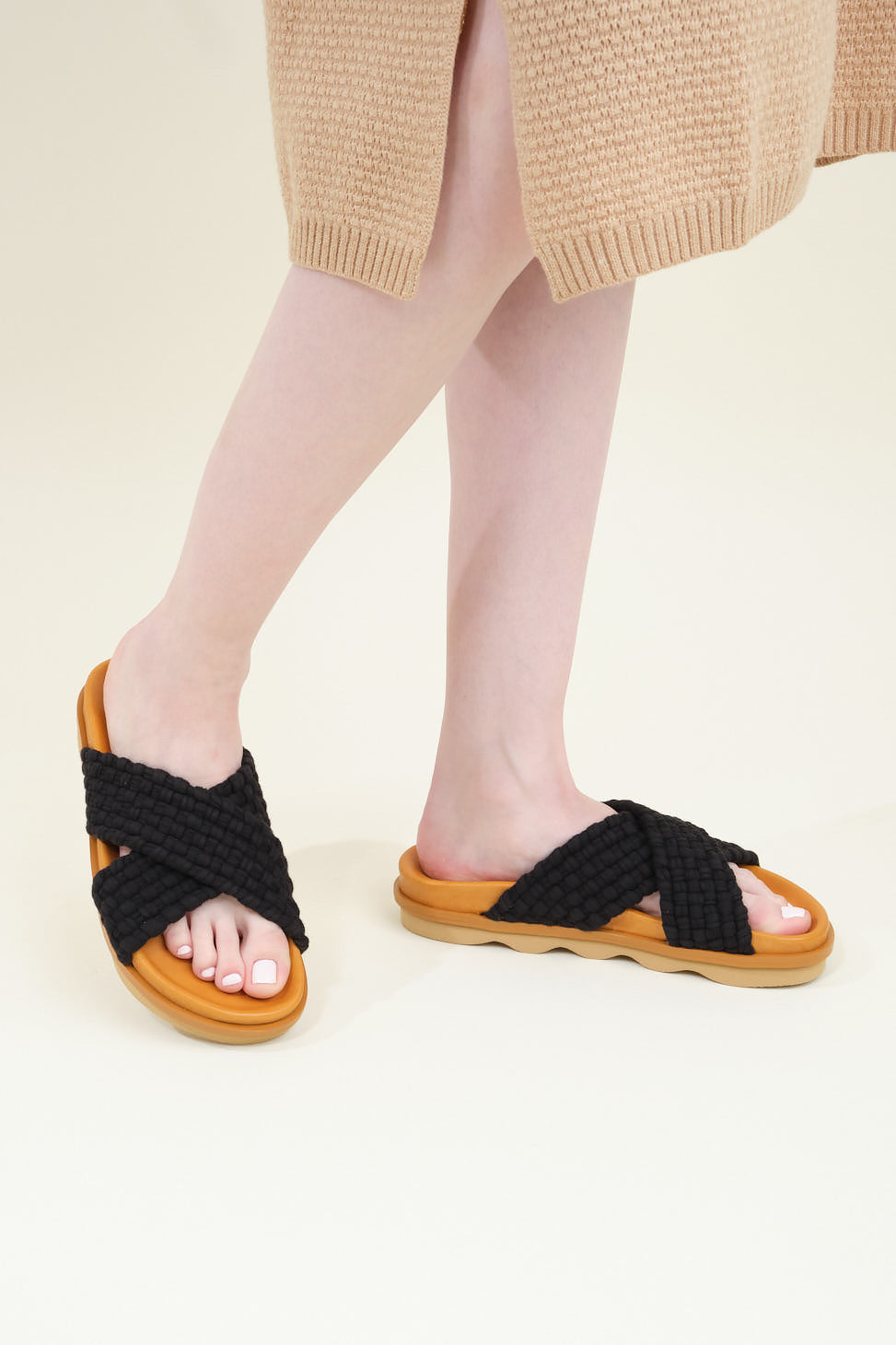 Crossover Wave Sole Sandal in Black/Mustard on the body