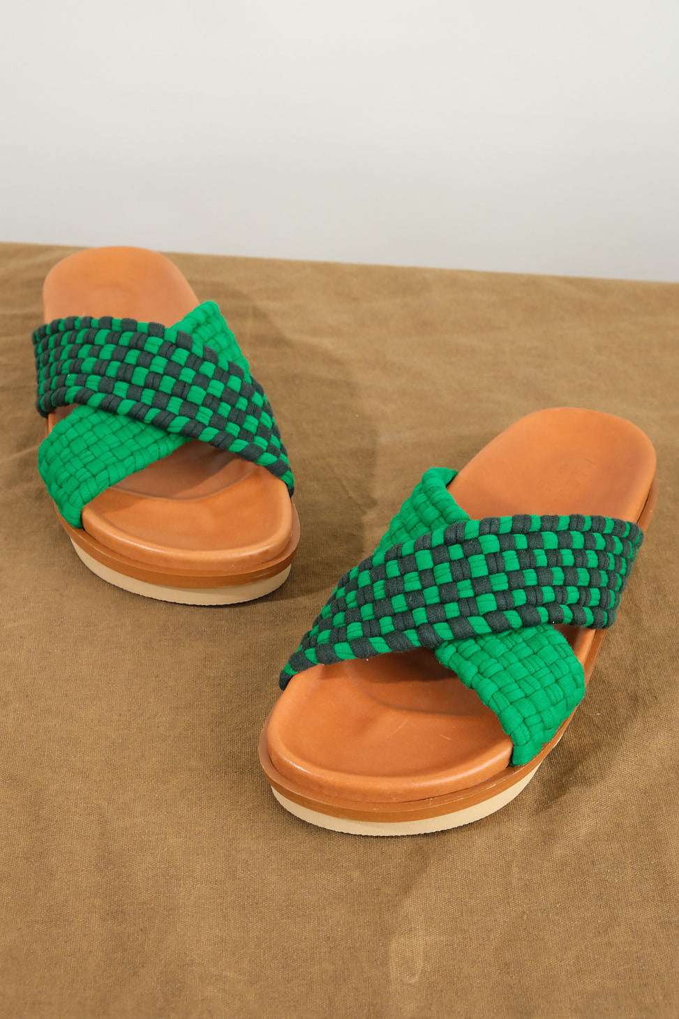 Toe on Crossover Wave Sole Sandal in Green/Dark Green