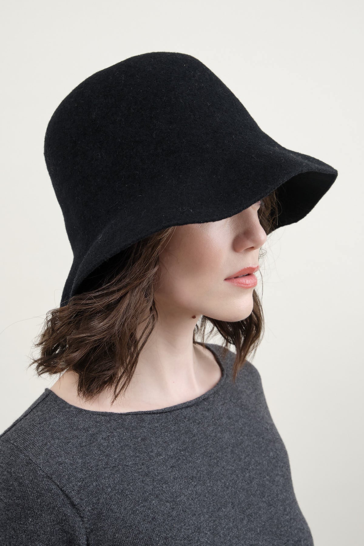 Widen Bell Hat in Black