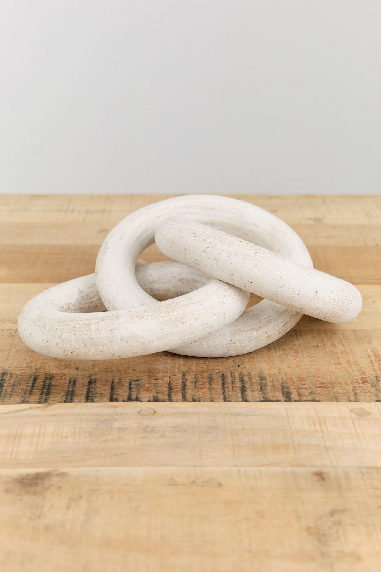 MQuan Art Ceramics 3 Chain Links White / 15” L X 7” W X 3” H