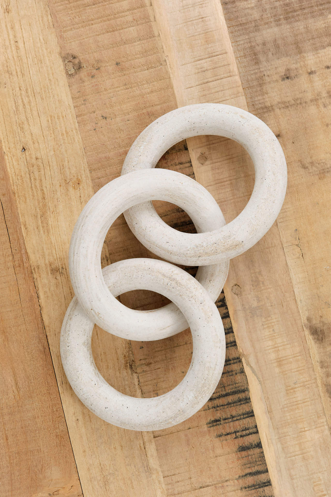 MQuan Art Ceramics 3 Chain Links White / 15” L X 7” W X 3” H