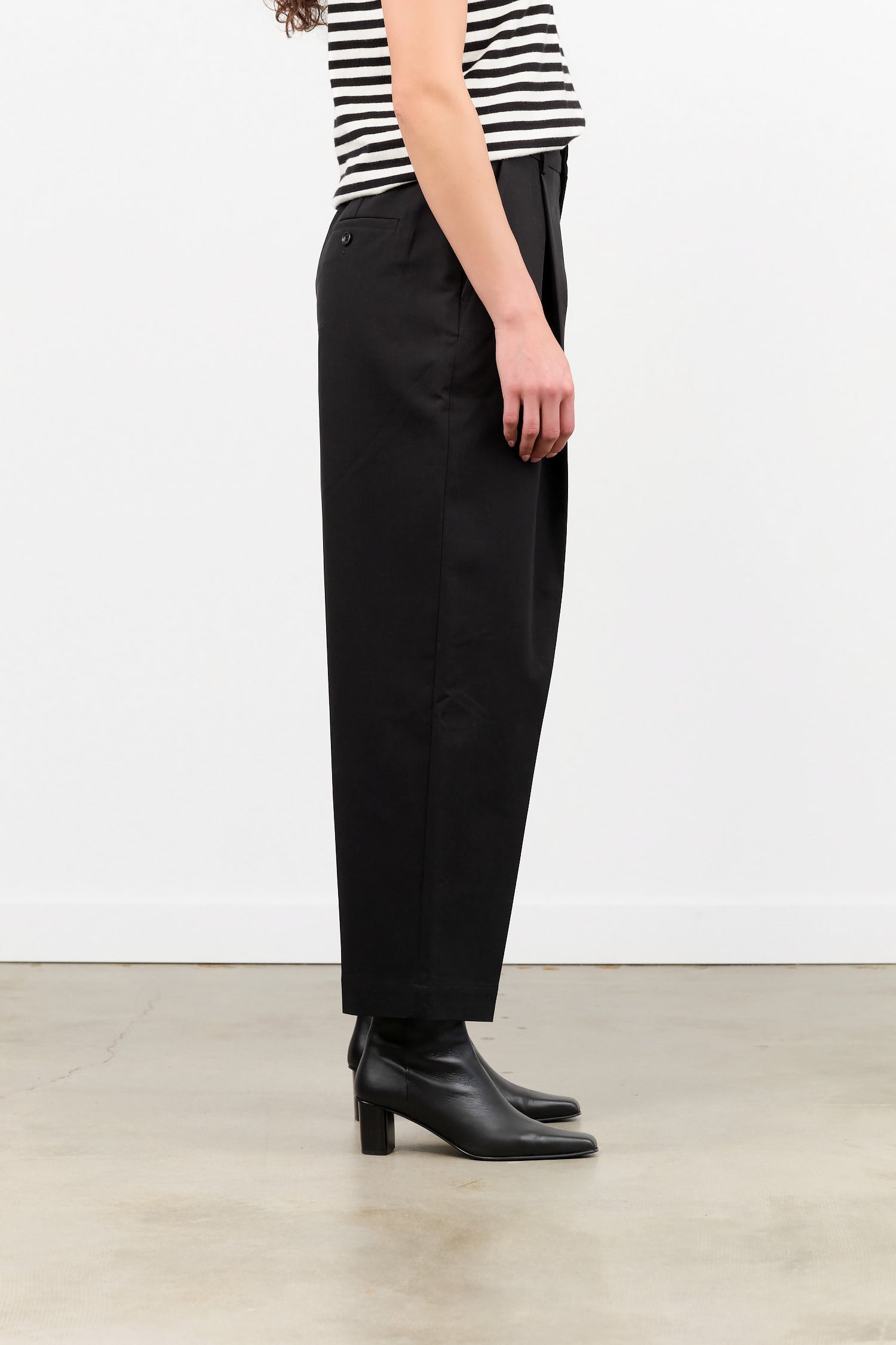 Nicholson and Nicholson Designer Brand Pleated Trouser Olive Pants in Black