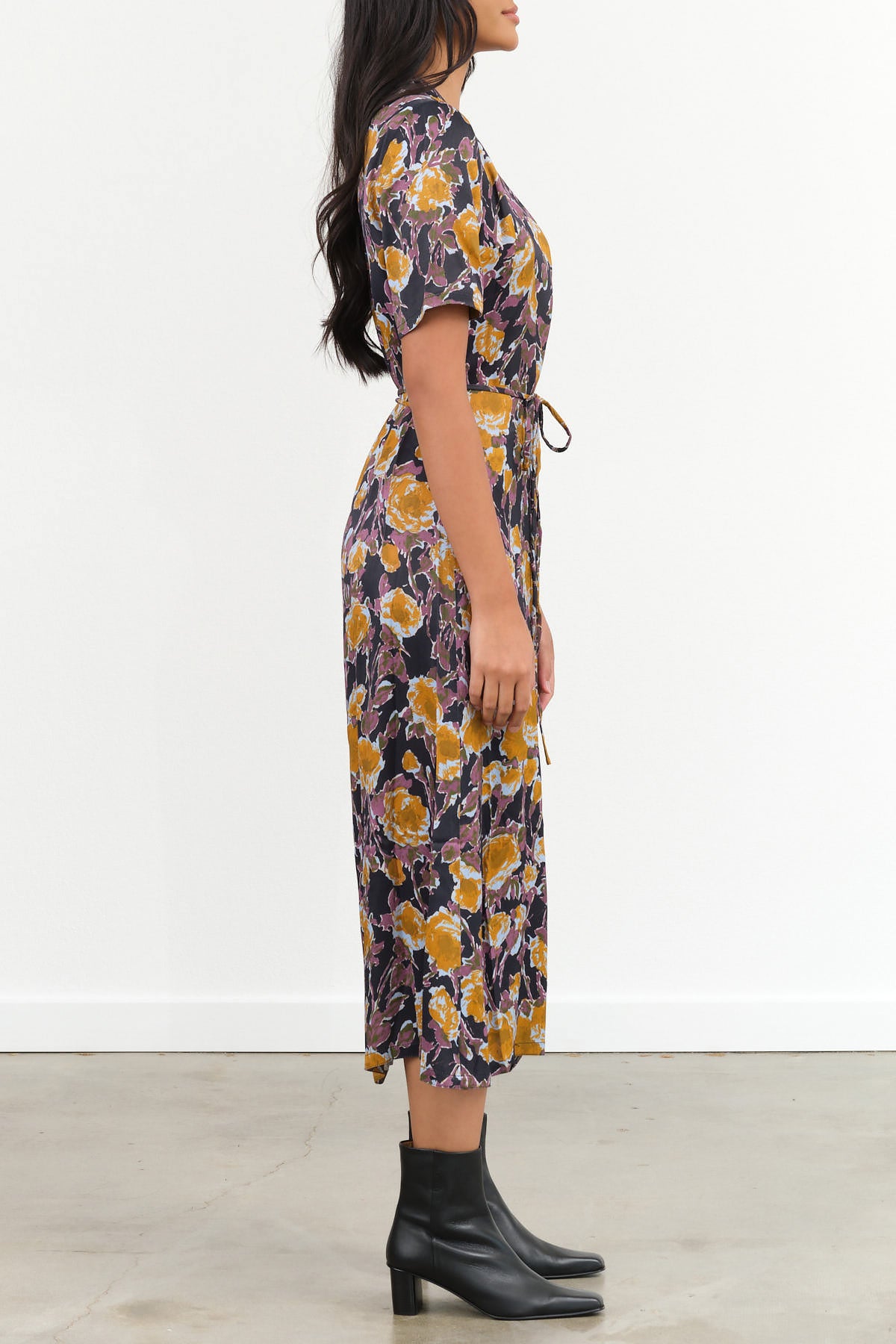 No 6 Designer Brand Short Sleeve Lola Midi Dress with Waist Tie in Gold Roses Print