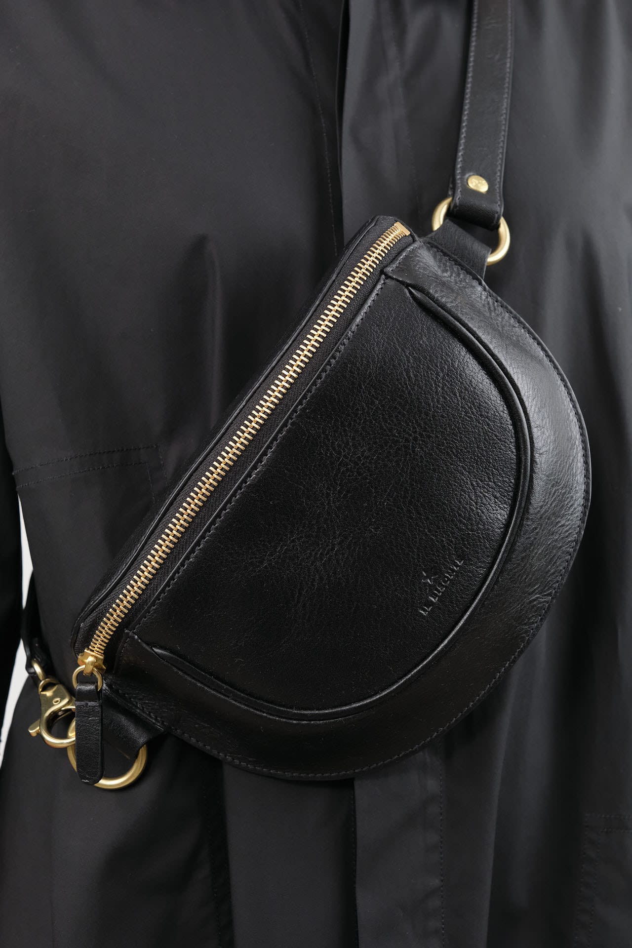 Il Bisonte Accessories Bags Oliveta Belt Bag in Nero Nero / 11" L X 6" W X 0.5" D