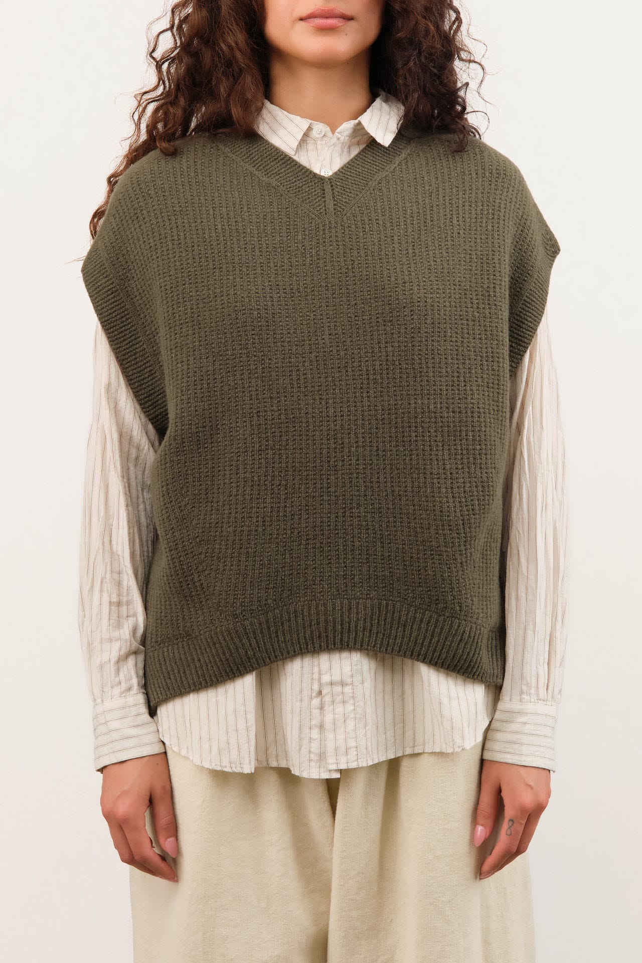 Pas de Calais Apparel Womens Sweaters Cashmere Blend Lambs Wool Patterned Knit V-Neck Vest