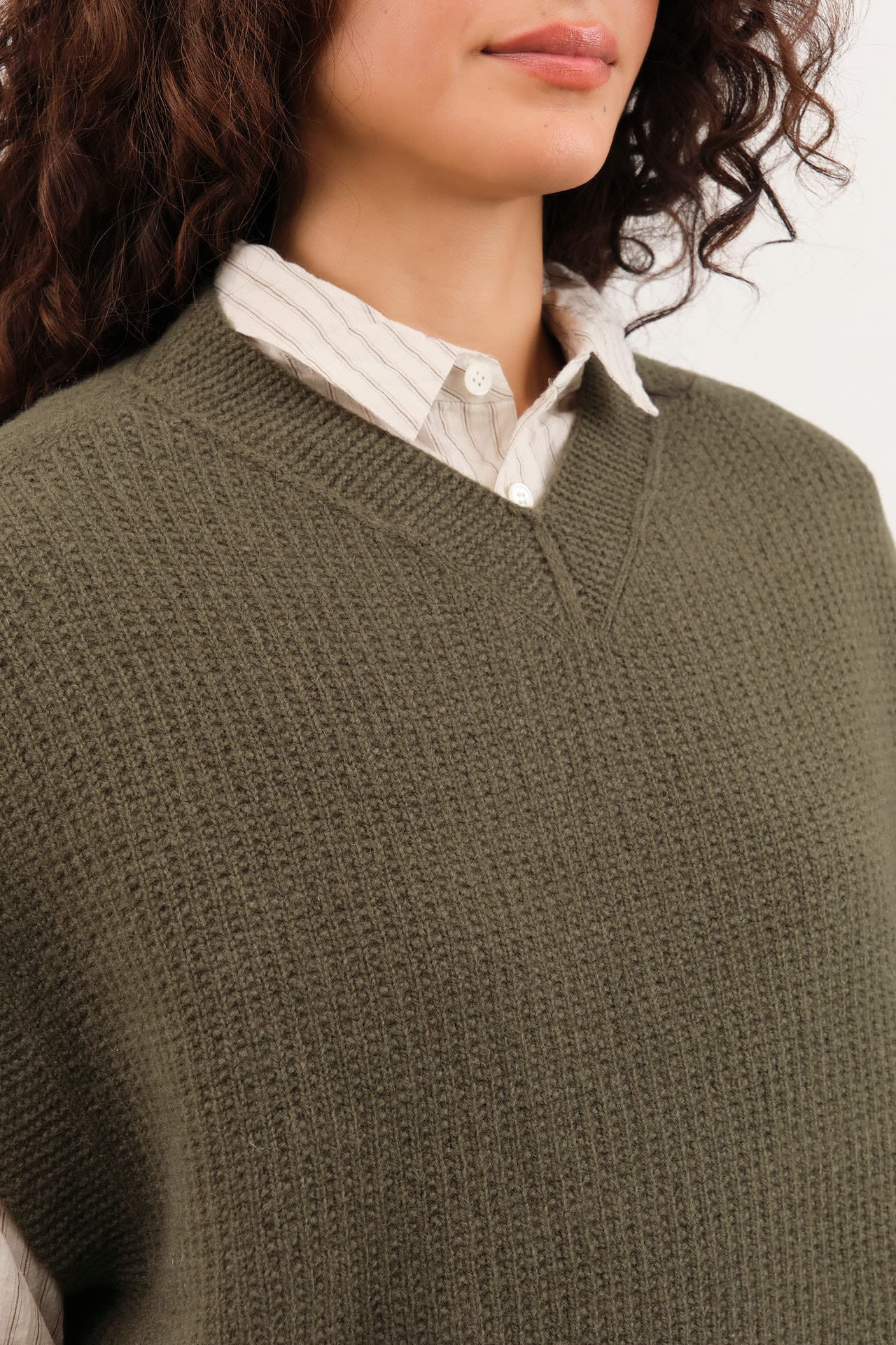 Pas de Calais Apparel Womens Sweaters Cashmere Blend Lambs Wool Patterned Knit V-Neck Vest