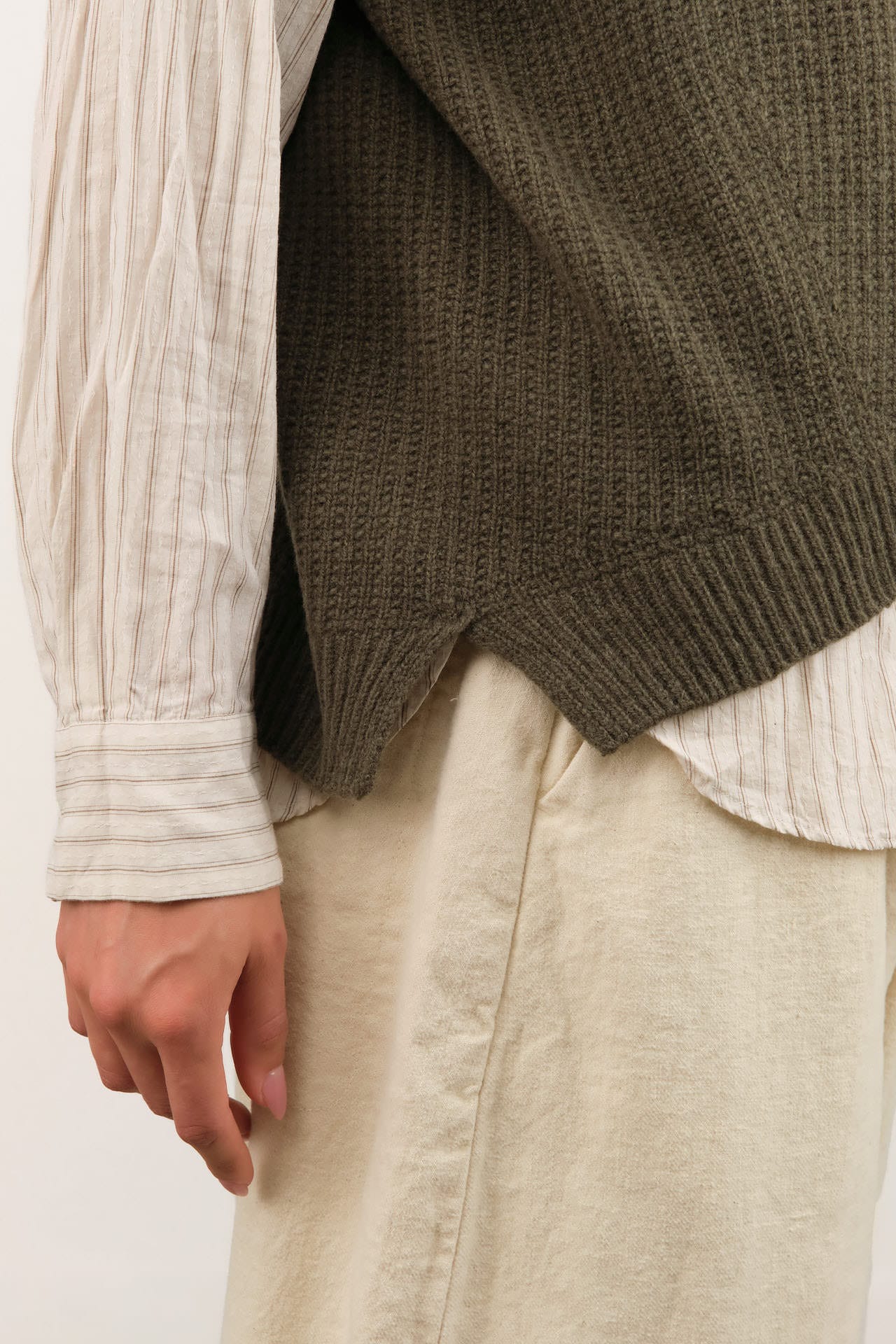 Pas de Calais Apparel Womens Sweaters Cashmere Blend Lambs Wool Patterned Knit V-Neck Vest
