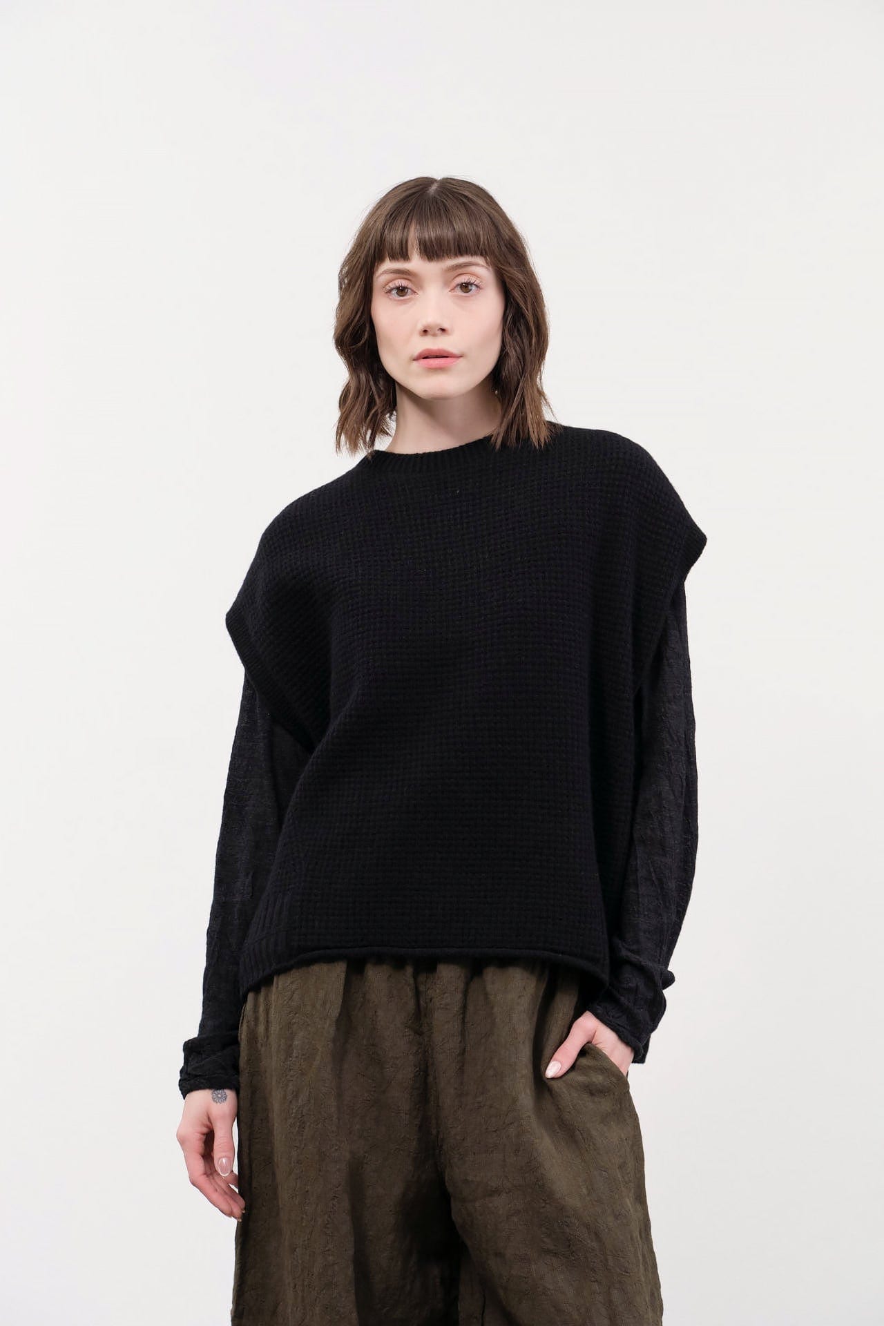 Pas de Calais Apparel Womens Sweaters Cashmere Lambs Wool Boat Neckline Vest in Black
