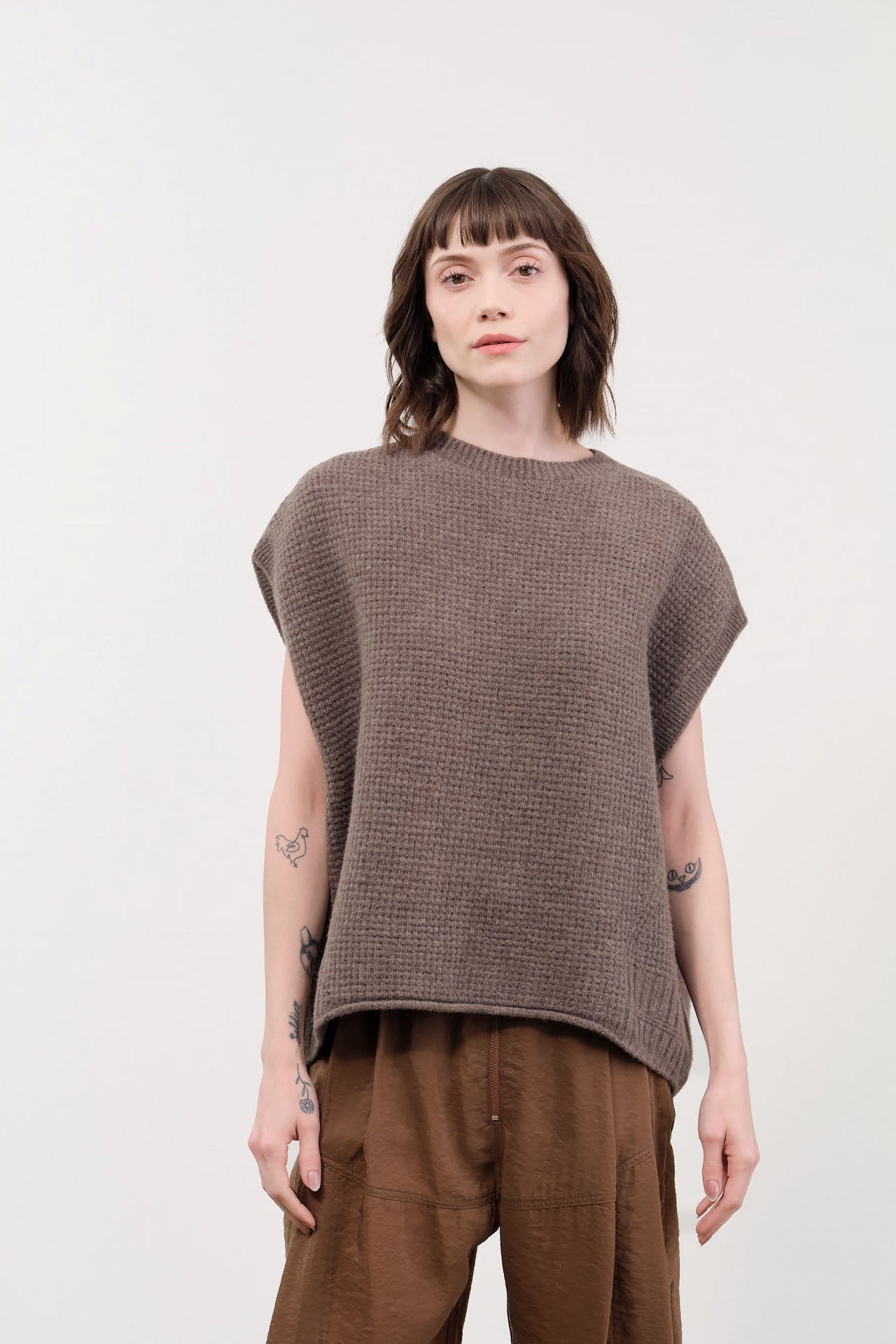 Pas de Calais Apparel Womens Sweaters Cashmere Lambs Wool Boat Neckline Vest in Greige