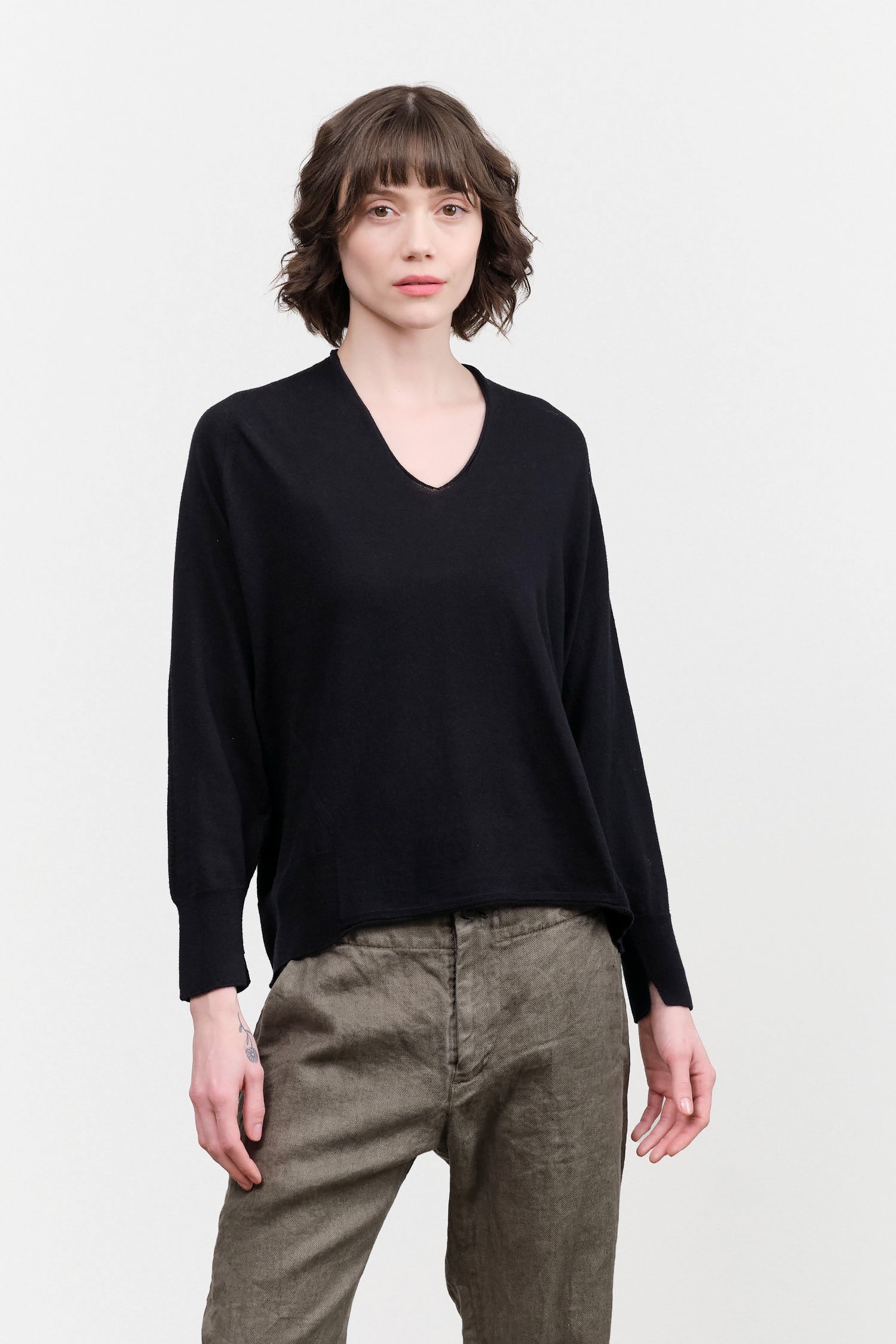 Pas de Calais Cotton Linen V-neck Pullover in Black