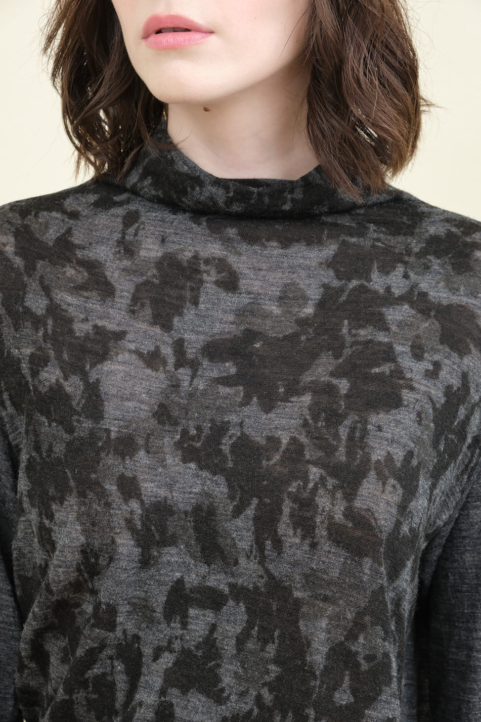 Neckline on Winter Leaves Print High Neck Pullover