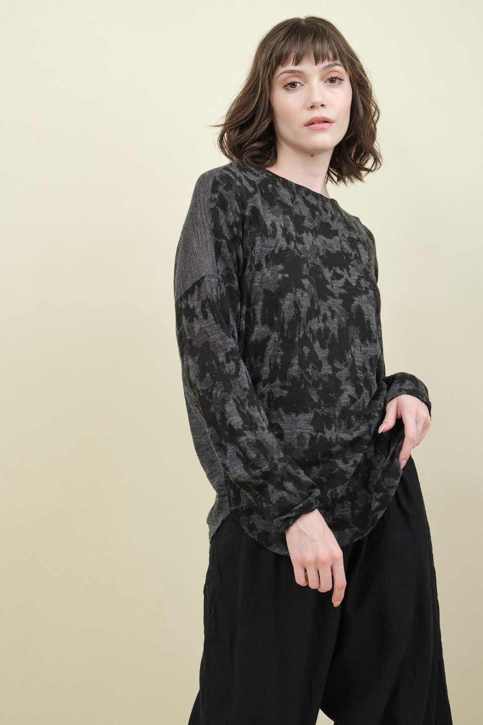 Winter Leaves Print Jersey Pullover in Charcoal