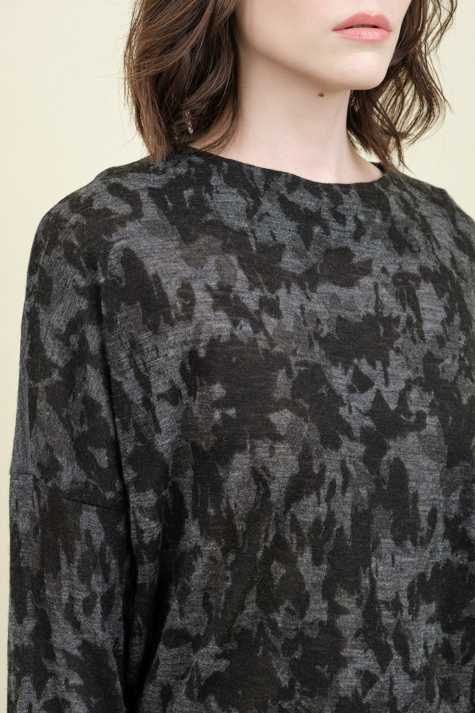Neckline on Winter Leaves Print Jersey Pullover in Charcoal