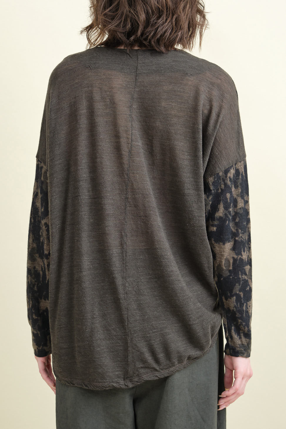 Back of Winter Leaves Print Jersey Pullover in Beige