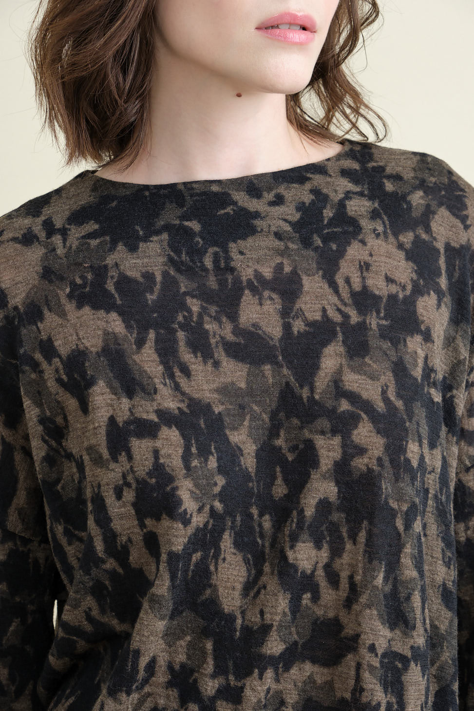 Neckline on Winter Leaves Print Jersey Pullover in Beige