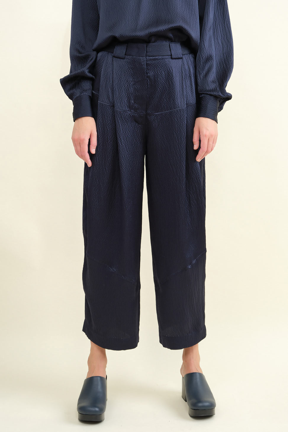 Front of Cropped Divide Pant
