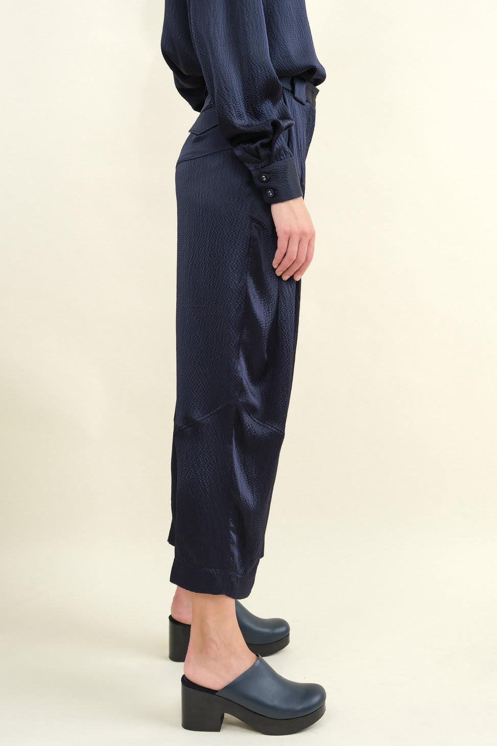 Side of Cropped Divide Pant
