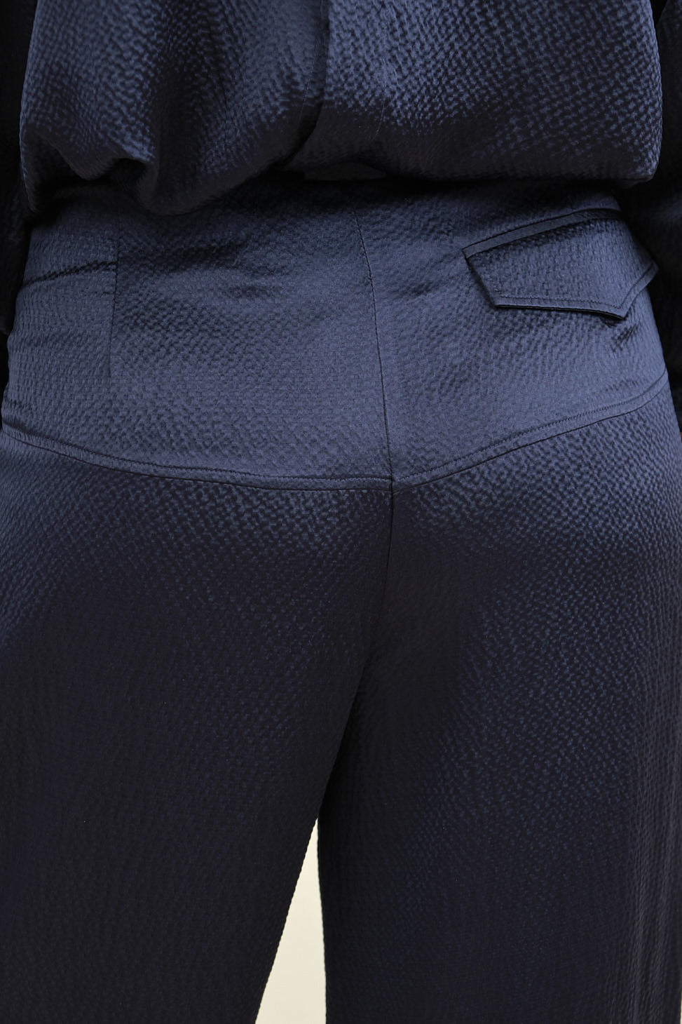 Back detailing on Cropped Divide Pant