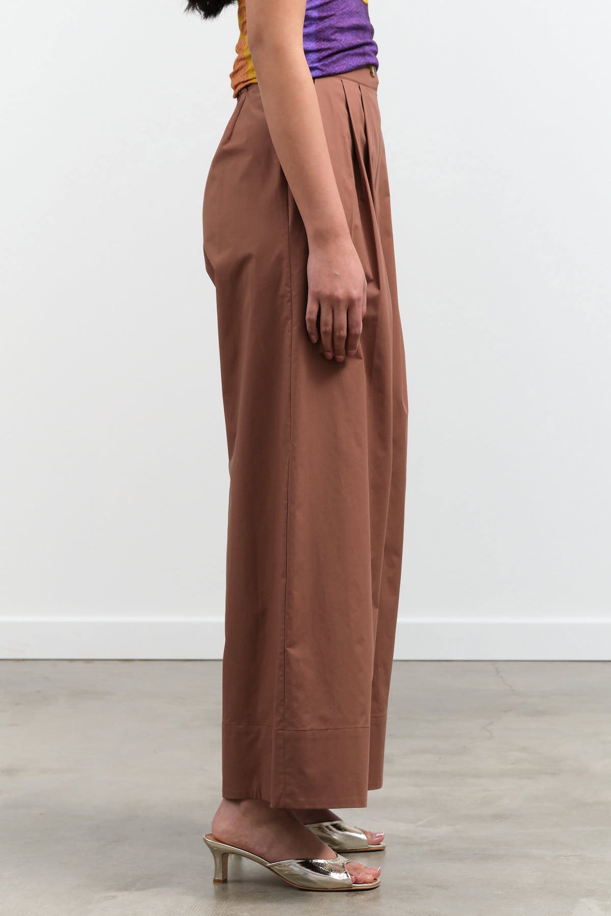 Side view of Coxsone Pant in Sienna