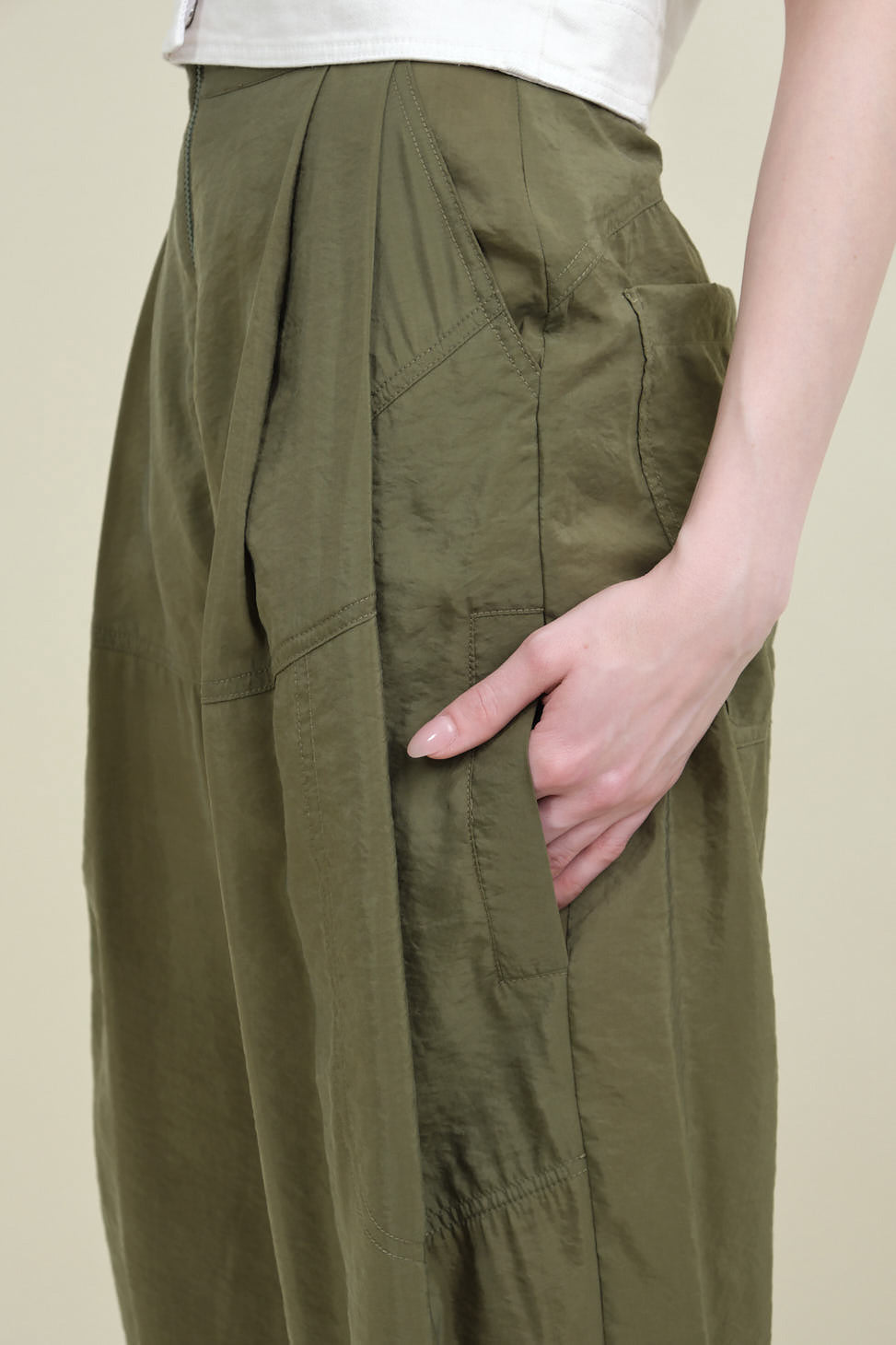 Hidden pocket on Dini Pant in Olive