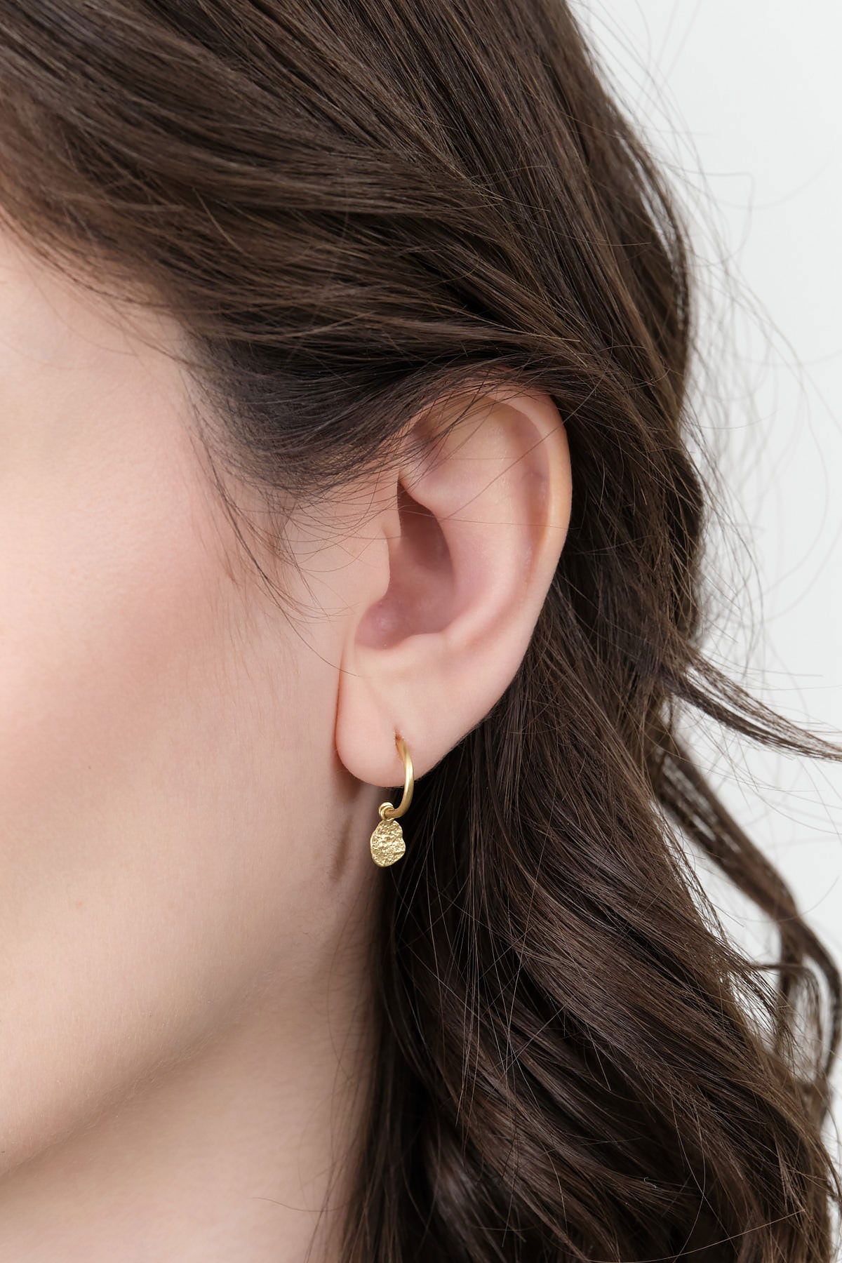 Sarah McGuire Kelp Charm Hoops in Gold