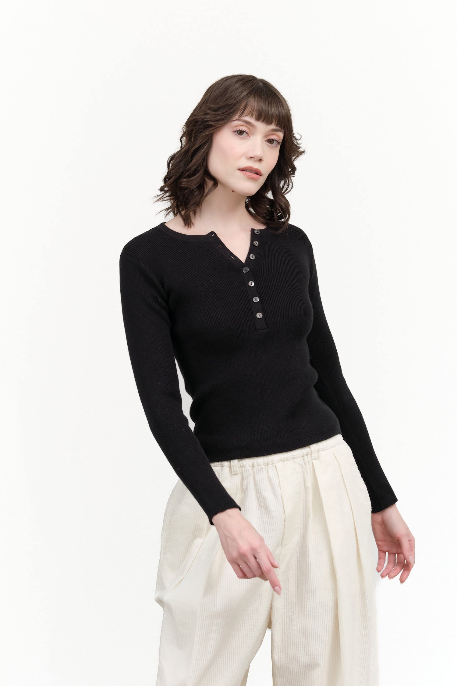 Shaina Mote Aki Henley in Onyx