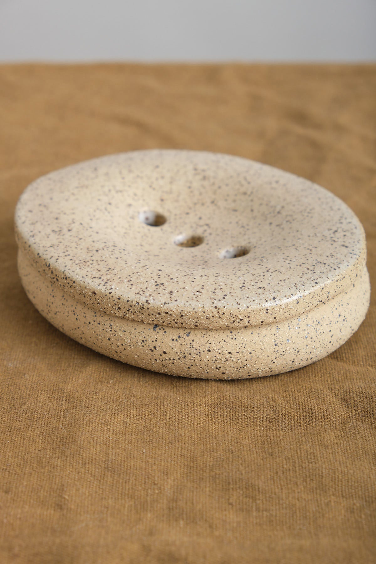 Ceramic Peb Soap Dish in Salt with Speckled Details
