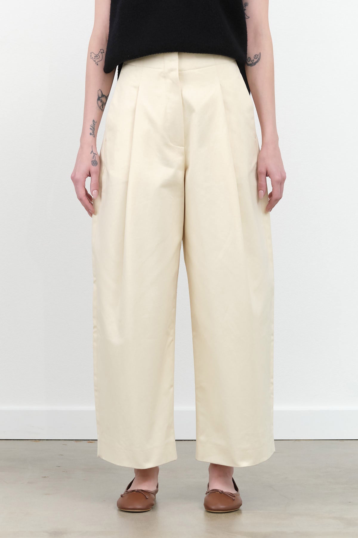 Dordoni Volume Ankle Crop Pant By Studio Nicholson  in Creme