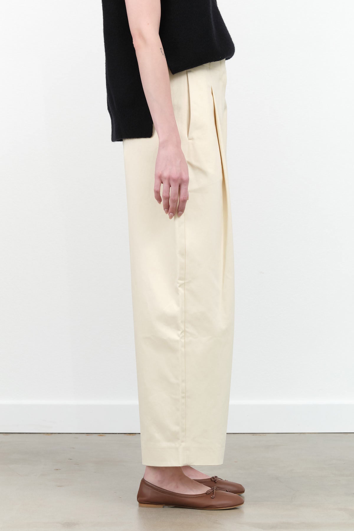 Designer Brand Studio Nicholson Dordoni High Waisted Volume Wide Leg Ankle Crop Pant in Creme