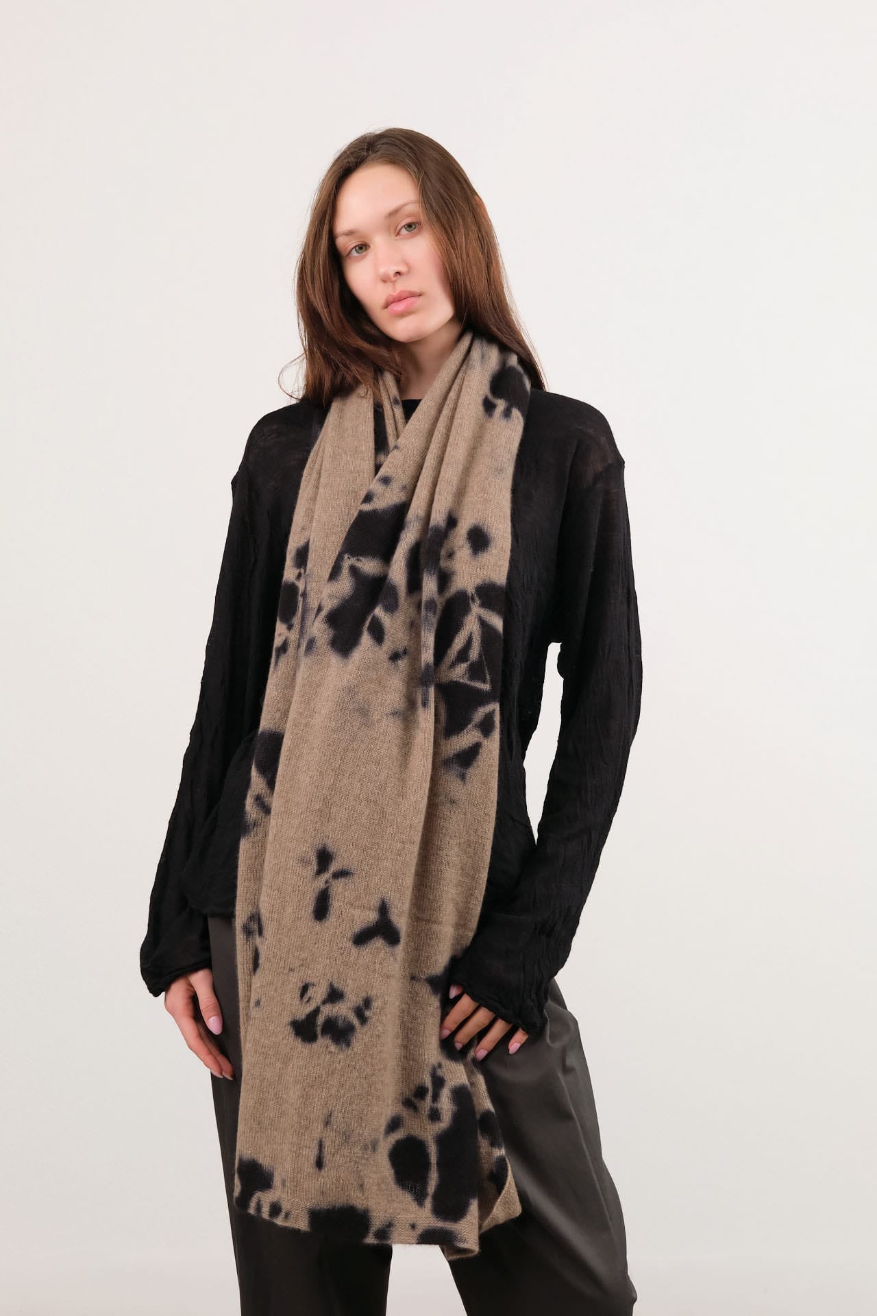 Suzusan Accessories Scarves Madara Shibori Cashmere Knit Shawl in Black Black/Light Coffee / One Size