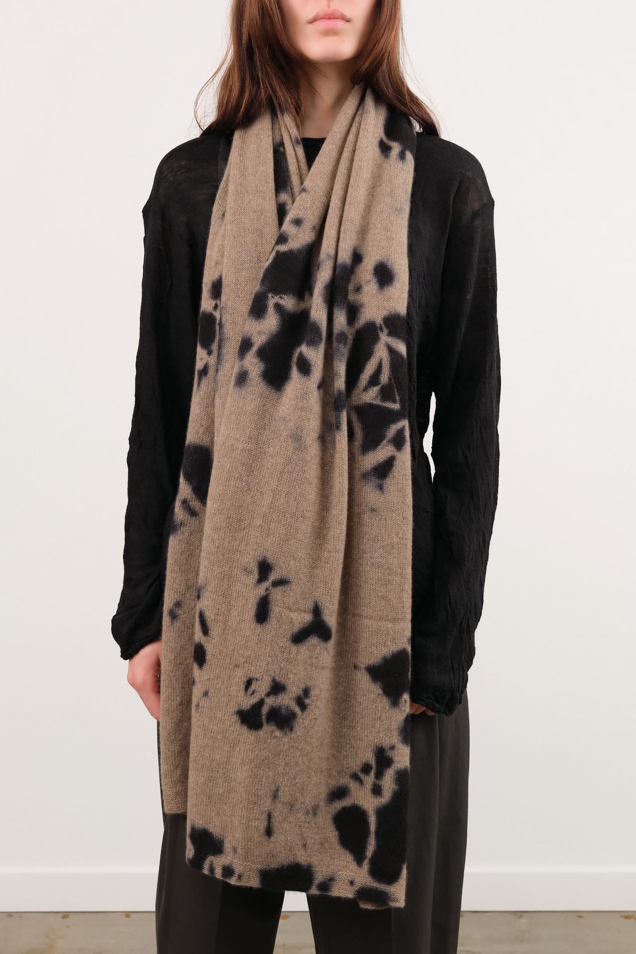 Suzusan Accessories Scarves Madara Shibori Cashmere Knit Shawl in Black Black/Light Coffee / One Size