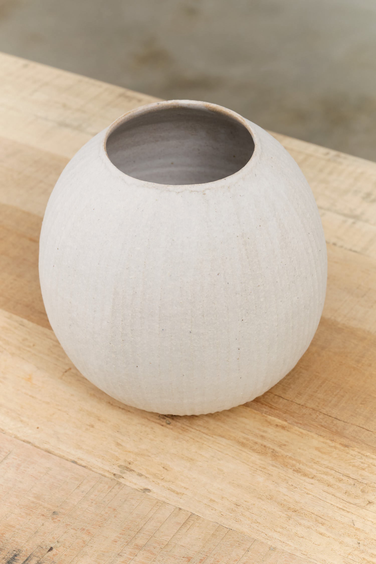 White Ceramic Large Ball Vase by Tomoro Pottery 